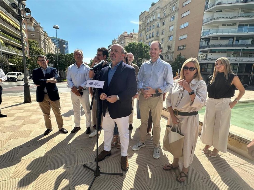 El presidente del PP catalán, Alejandro Fernández, en declaraciones a los medios por la Diada