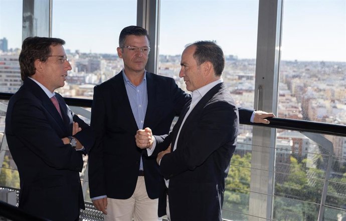 El alcalde de Madrid, José Luis Martínez-Almeida (i), el delegado de Urbanismo, Medio Ambiente y Movilidad, Borja Carabante (d),  durante una intervención en el Faro de Moncloa, a 11 de septiembre de 2026, en Madrid (España).