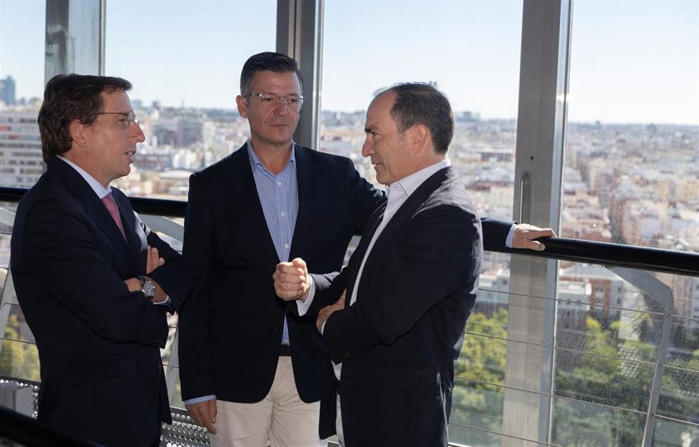 El alcalde de Madrid, José Luis Martínez-Almeida (i), el delegado de Urbanismo, Medio Ambiente y Movilidad, Borja Carabante (d),  durante una intervención en el Faro de Moncloa, a 11 de septiembre de 2026, en Madrid (España).