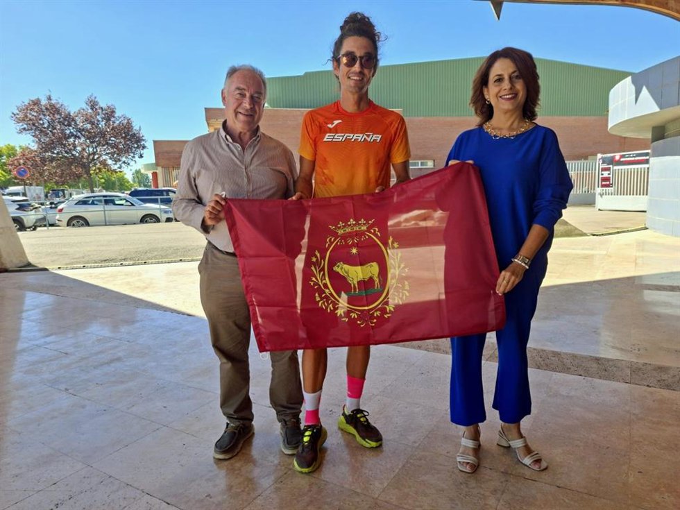 Buj entrega la bandera de Teruel a Marco Álvarez.