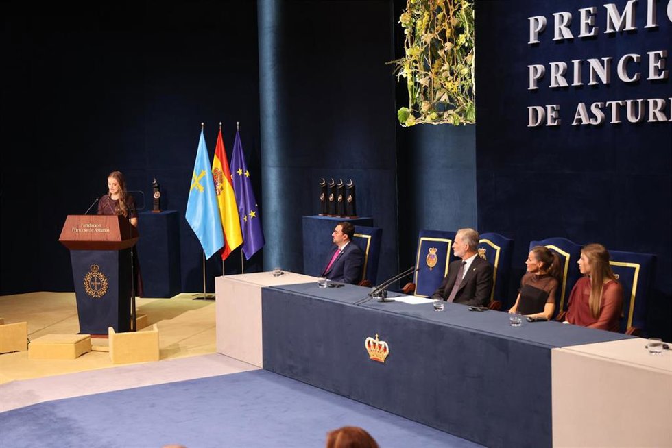 Archivo - El presidente de Asturias, Adrián Barbón, la Princesa Leonor, el Rey Felipe, la Reina Letizia y la Infanta Sofía en la ceremonia de los Premios Princesa de Asturias 2025 celebrados en el Teatro Campoamor, a 24 de octubre de 2025, en Oviedo.