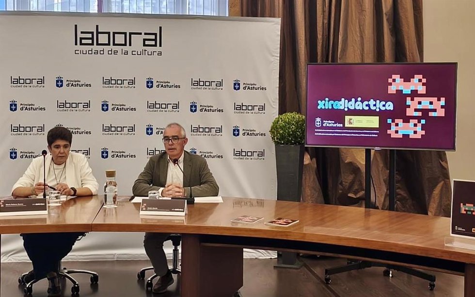 El director general de Acción Cultural y Normalización Llingüística del Principado de Asturias, Antón García, y la directora general de Inclusión Educativa y Ordenación, María Dolores Bueno, presentan en Gijón  la Xira Didáctica 2026.