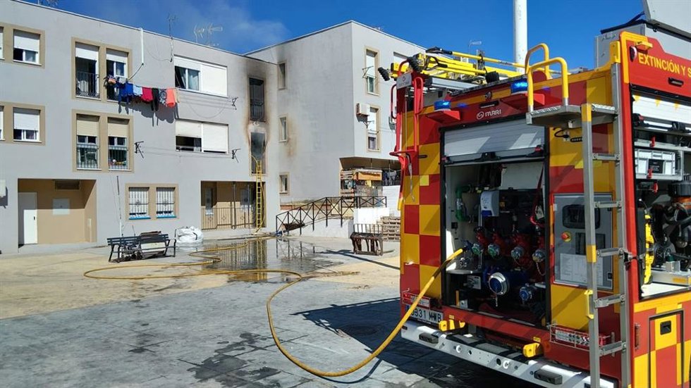 Edificio de Isla Cristina en el que se ha registrado este viernes un incendio con varias personas atrapadas y otra atendida por los servicios sanitarios.