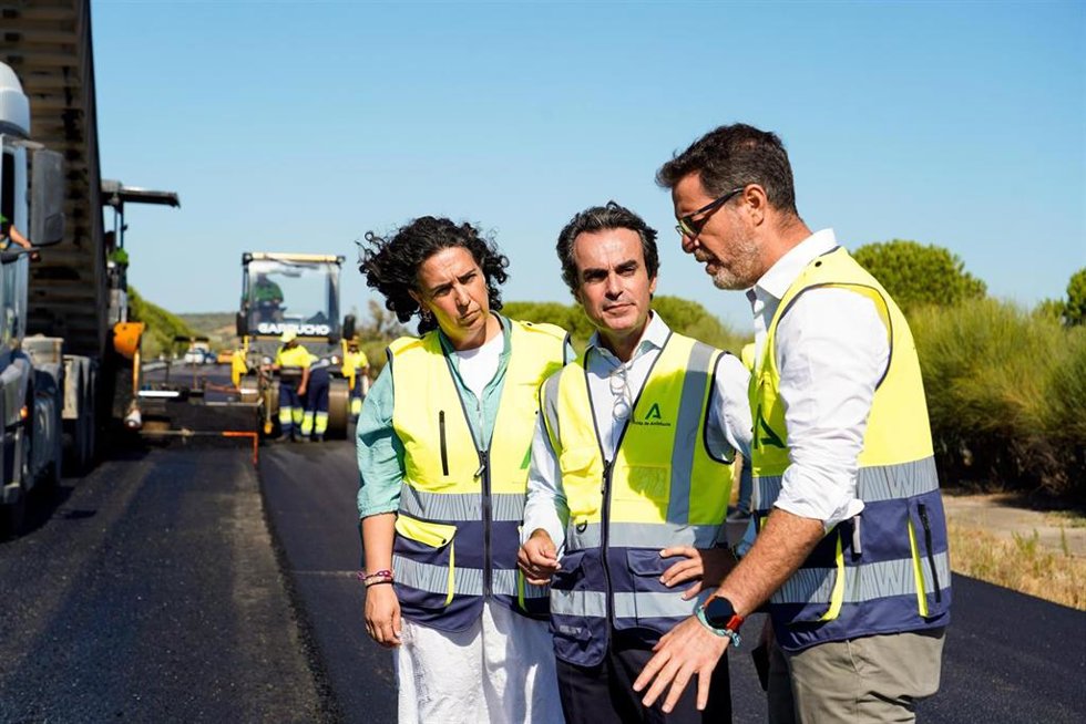 El consejero de Fomento y Movilidad, Mario Muñoz-Atanet, en las obras de asfaltado en la A-381.