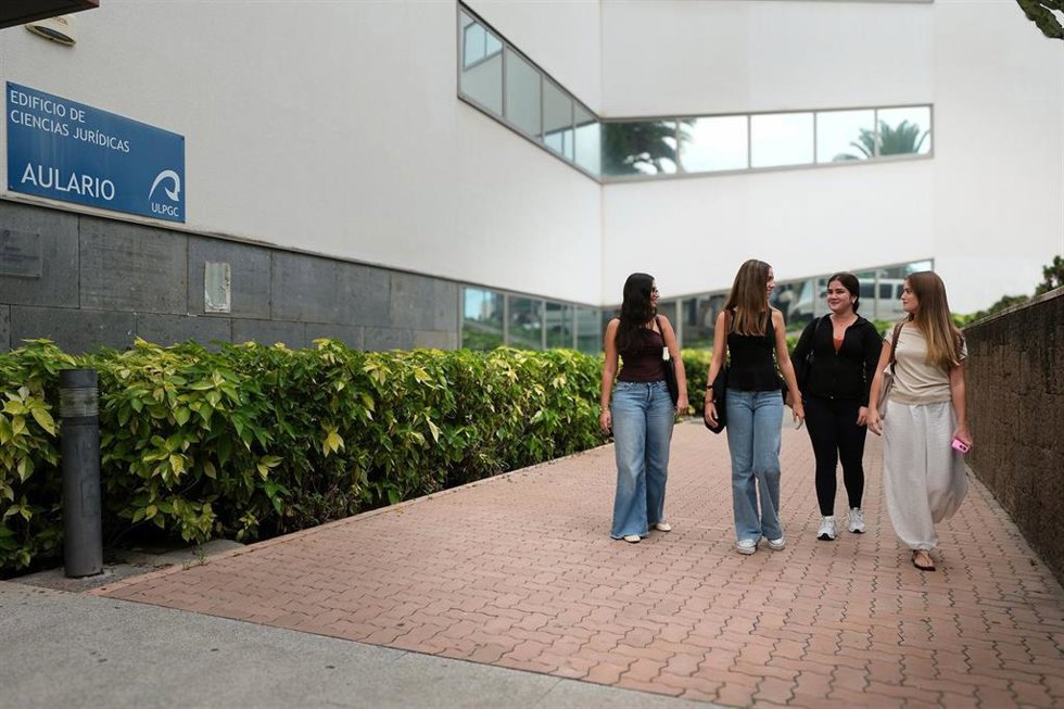 Estudiantes en el Campus de Tafira de la ULPGC