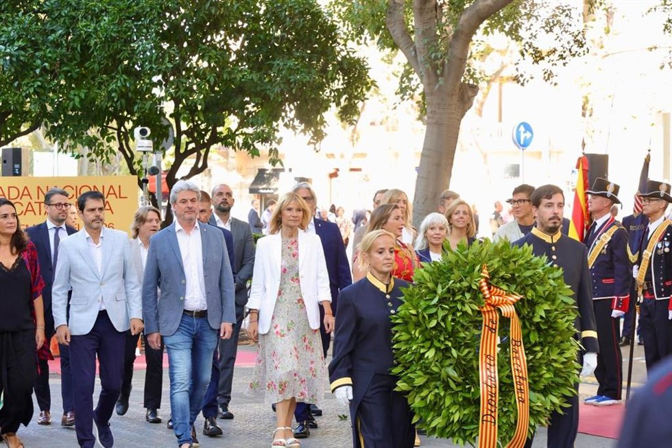 La presidenta de la Diputació de Barcelona, Lluïsa Moret, ha participado este viernes en la ofrenda al monumento Rafael Casanova por la Diada