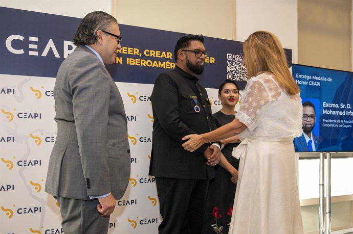 CEAPI (De izq. a dcha.) José Rafael Gómez Sánchez, presidente de Tecnoconsult, Mohamed Irfaan Ali, presidente de Guyana, Arya Ali, Primera Dama de Guyana, y Núria Vilanova, presidenta de CEAPI