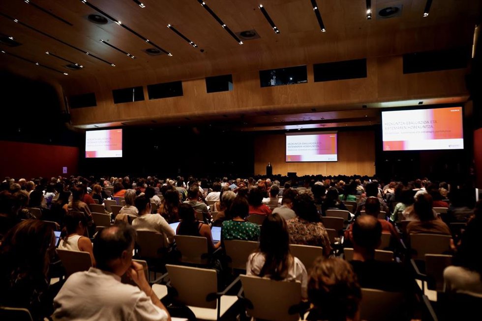 La consejera de Educación, Begoña Pedrosa, interviene en el Foro de Expertos en Evaluación