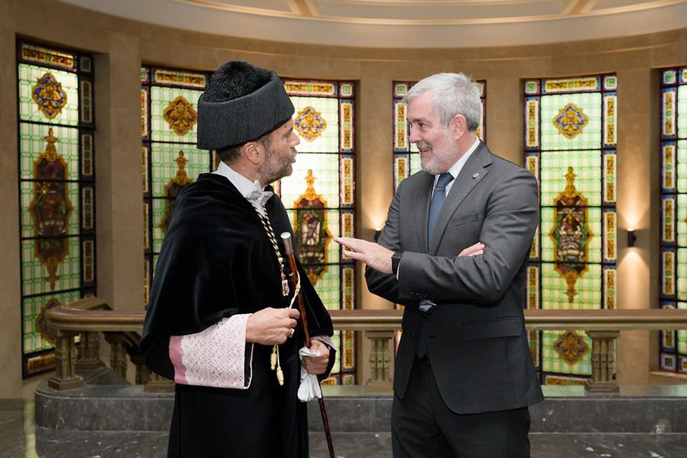 El rector de la ULL, Francisco García, y el presidente de Canarias, Fernando Clavijo, antes de la inauguración del curso académico