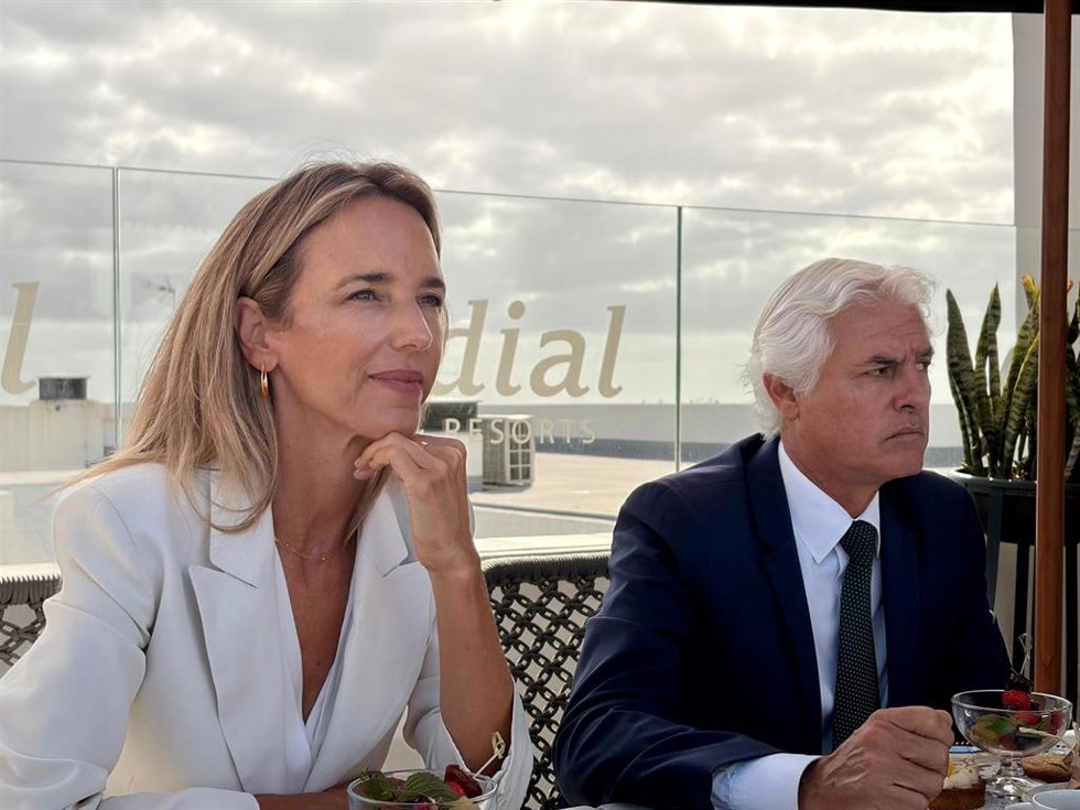 La portavoz adjunta del Grupo Parlamentario Popular en el Congreso de los Diputados, Cayetana Álvarez de Toledo, junto al presidente del PP de Gran Canaria, Carlos Sánchez, en un acto con medios en Las Palmas de Gran Canaria, a 11 de septiembre de 2026.