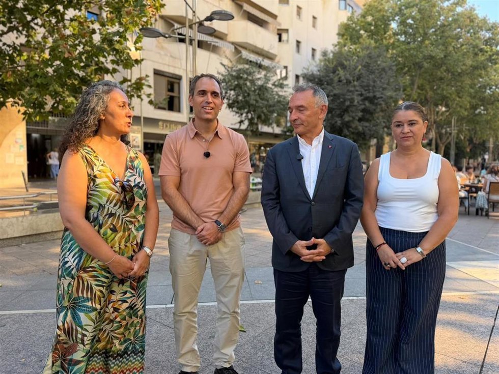 El coordinador de IU Andalucía, Toni Valero (2i) y el portavoz parlamentario de IU en el Congreso, Enrique Santiago (2d), en Córdoba.