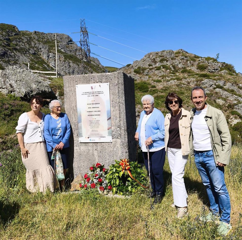 El consejero de Ordenación del territoroi, Ovidio Zapico, visita El Mazucu, en Llanes