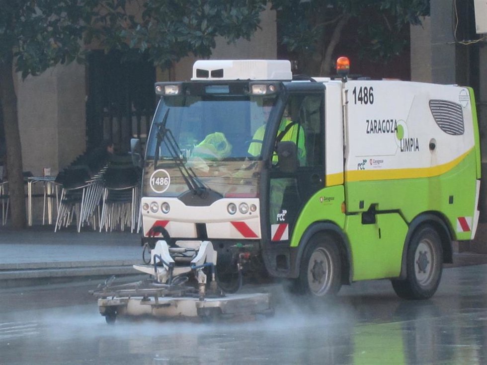 Archivo - Máquina de limpieza viaria en una calle.