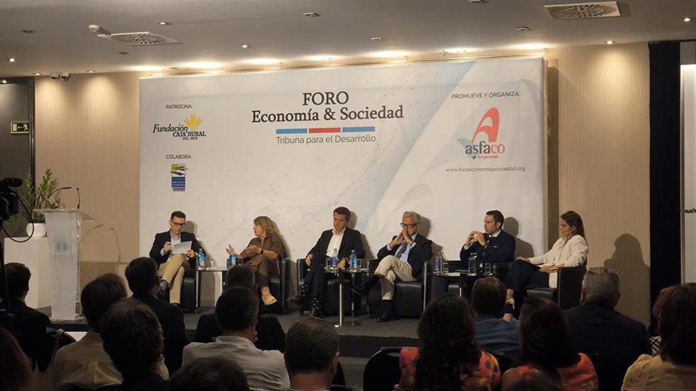 El secretario general de Turismo, Manuel Lara (segundo por la dcha.), en la celebración del foro 'Economía y Sociedad' organizado por Asfaco.