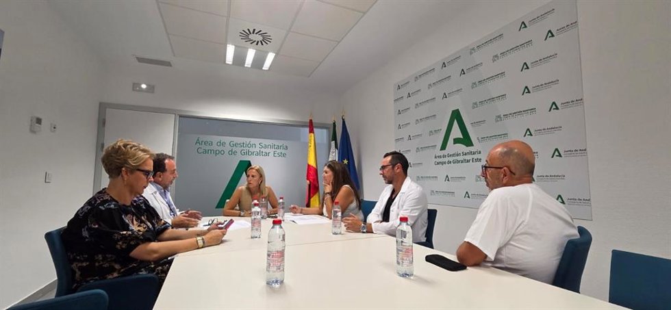 La delegada de Sanidad, Eva Pajares, con representantes de la Asociación Española Contra el Cáncer.