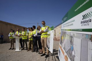 El consejero de Agricultura, Agua, Pesca y Desarrollo Rural de la Junta de Andalucía, Ramón Fernández-Pacheco, junto a la alcadesa de El Ejido (Almería), Julia Ibañez,  en la visita al desarrollo de las obras. 