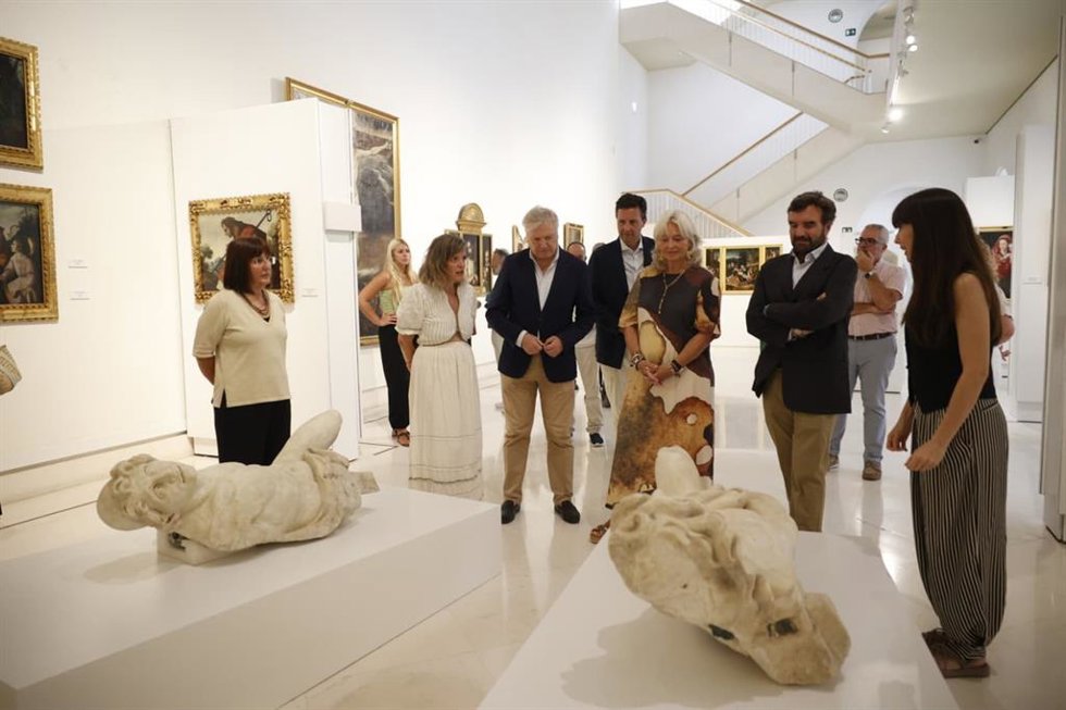 La delegada de la Junta de Andalucía en Cádiz, Mercedes Colombo, visitando la exposición 'Nexos: del lienzo al objeto' en el Museo de Cádiz.