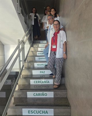 Escalera de humanización en el centro de salud de El Torrejón de Huelva.