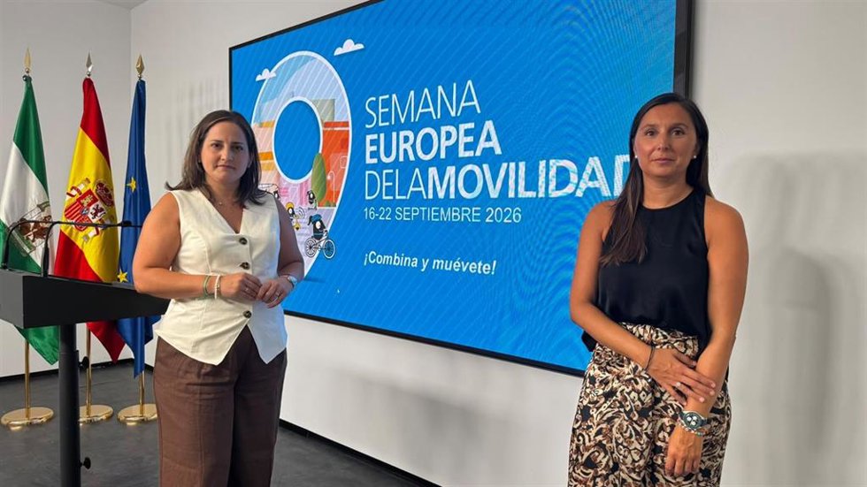 La delegada territorial de Fomento y Movilidad de la Junta en Córdoba, Carmen Granados (izda.), presenta la programación de la Semana Europea de la Movilidad 2026.