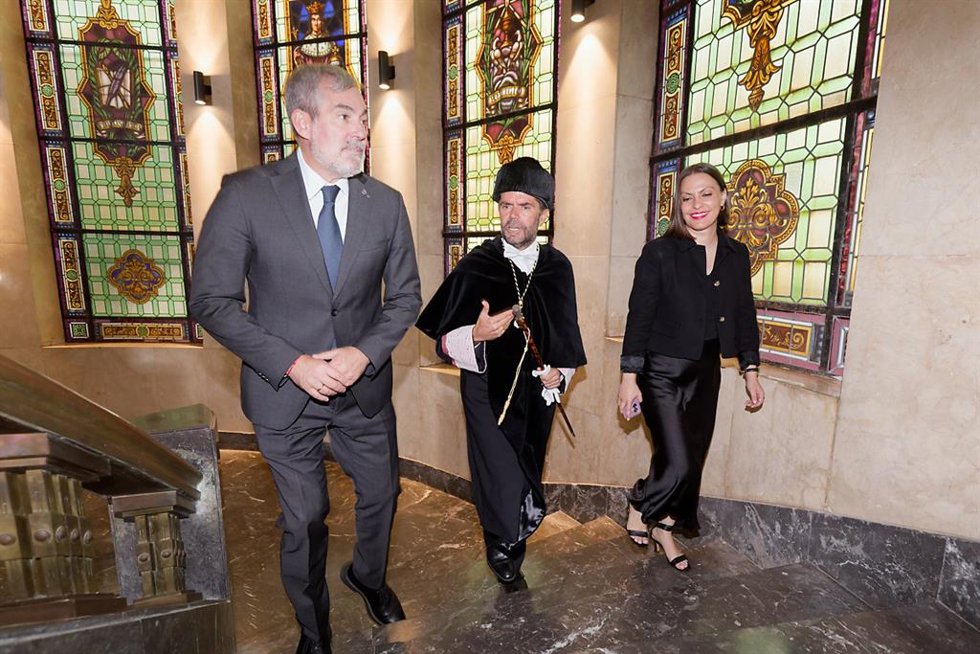 El presidente de Canarias, Fernando Clavijo, el rector de la ULL, Francisco García y la consejera de Universidades, Migdalia Machín, antes de la inauguración del curso académico