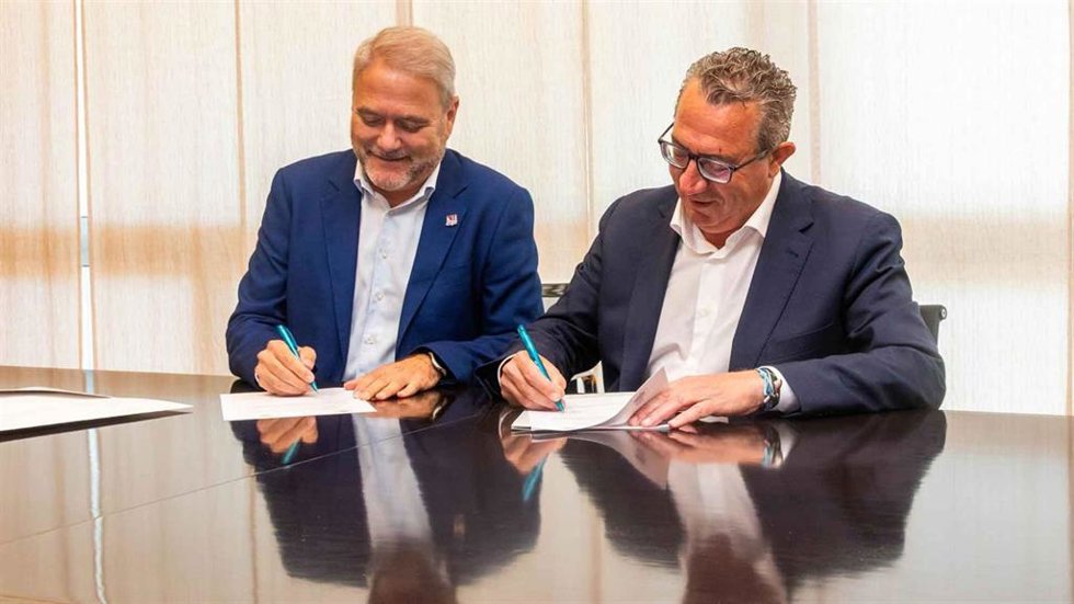 El rector de la UMH, Juan José Ruiz (i), y el alcalde de Benidorm (Alicante), Toni Pérez (d), durante la firma del convenio de colaboración