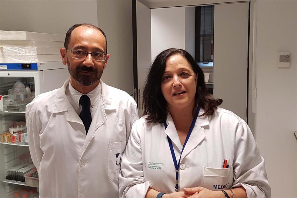 El catedrático de Química Orgánica de la UMA Ezequiel Pérez-Inestrosa y la catedrática de Medicina de la UMA, Maria José Torres.