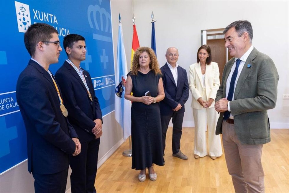 El conselleiro de Educación, Ciencia, Universidades e FP, Román Rodríguez, ha despedido este viernes en un acto en Santiago a los dos estudiantes gallegos que participarán este mes en el campeonato mundial de FP WorldSkills 2026