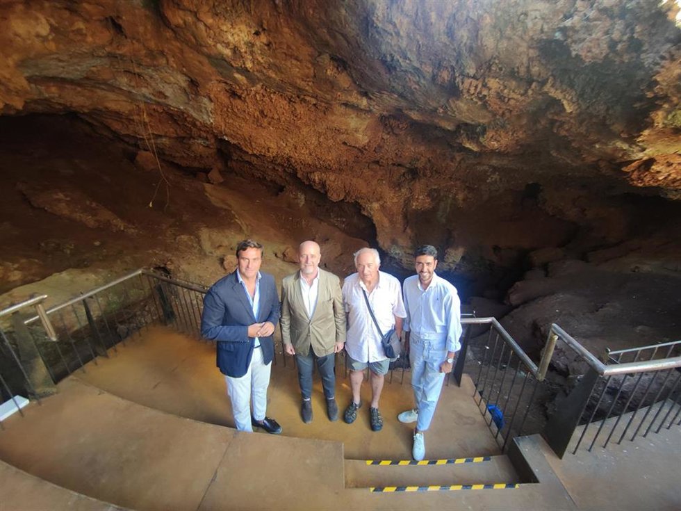Los concejales de Cultura, Jorge Suárez; de Patrimonio, Tirso Leal; de Turismo, Ángel Orgaz, y el arqueólogo Antoni Canals, en La Cueva del Conejar de Cáceres, que se abre al público este viernes