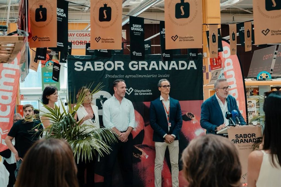 El diputado de Fondos Europeos, Desarrollo, Industria y Empleo, Antonio Díaz, ha presentado este viernes la acción promocional de Sabor Granada que reúne a 22 empresas de la provincia en el Centro Comercial Alcampo Motril.