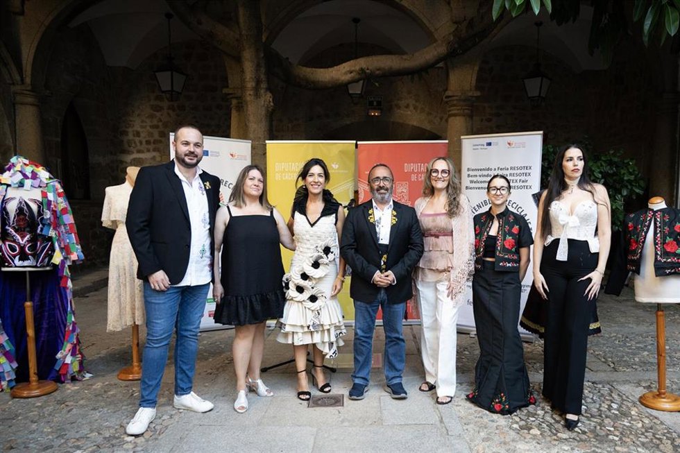 Foto de familia tras la presentación de una nueva edición de Resotex
