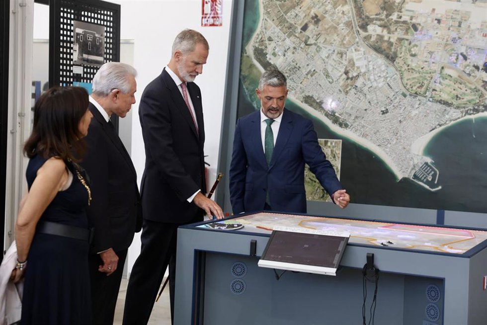 El rey Felipe VI (2d), acompañado por la ministra de Defensa, Margarita Robles (1i), durante la inauguración del Centro Cultural y Museo Municipal de Rota 'Base Forum. A 11 de septiembre de 2026, en Rota, Cádiz (Andalucía, España). 