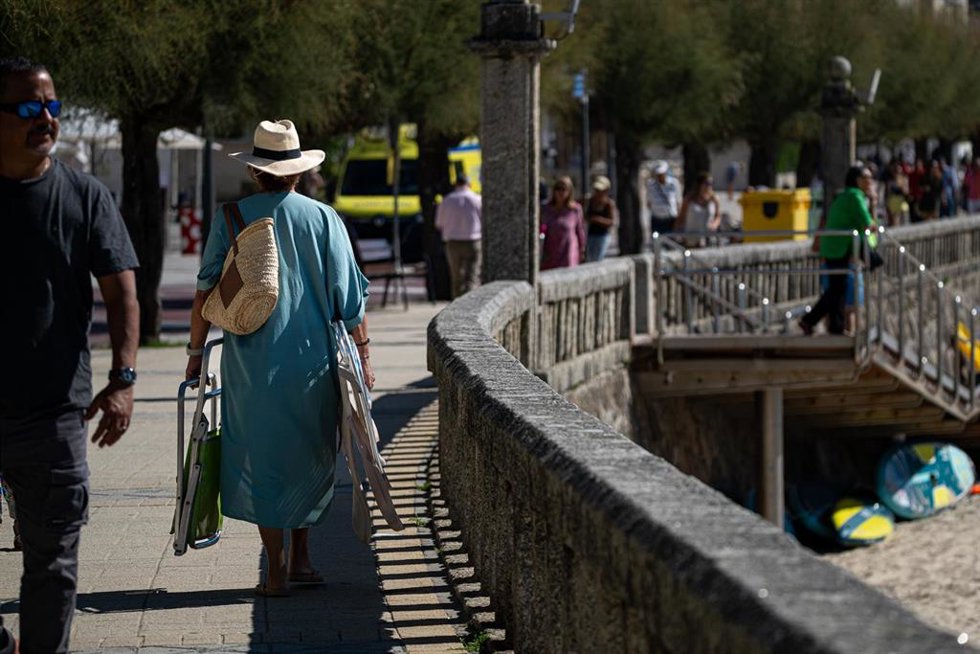 Archivo - Una mujer se dirige a la playa Silgar, a 30 de septiembre de 2023, en Sanxenxo, Pontevedra, Galicia (España).