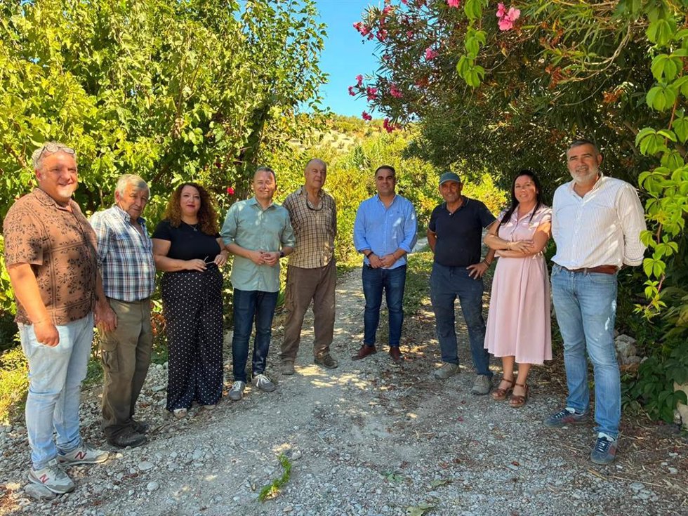 Juan Cornejo y Javier Pizarro con el alcalde de Zahara en el municipio serrano.