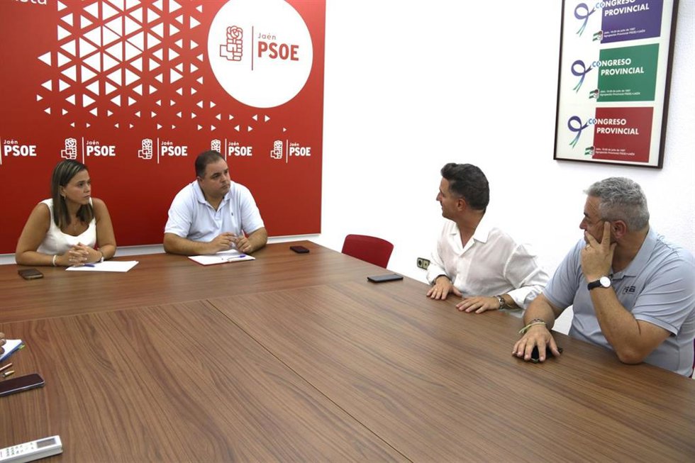 Ángeles Díaz y Víctor Torres en la reunión con responsables de Unibús.