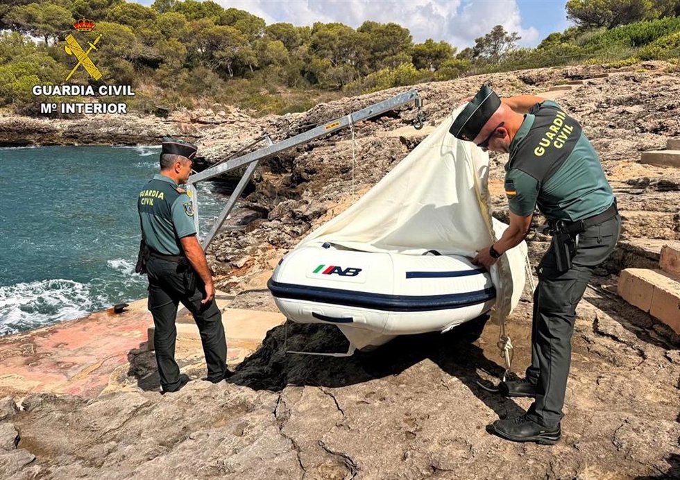 La grúa y la lancha intervenidas por la Guardia Civil en Cala Egos.