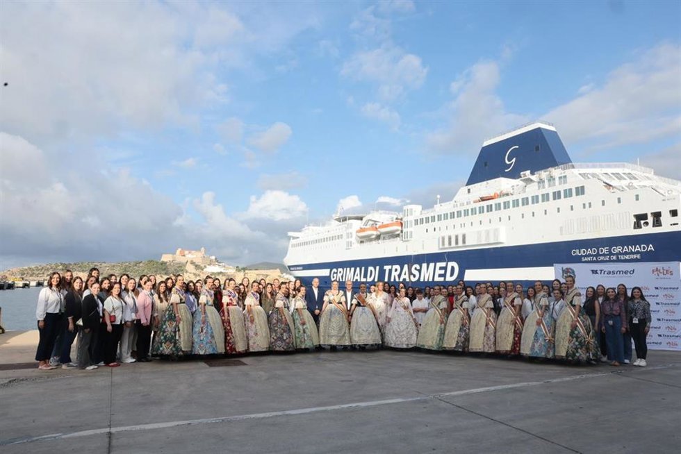 Archivo - La fallera mayor de València 2024 y las candidatas a fallera mayor 2025 en el barco a Ibiza