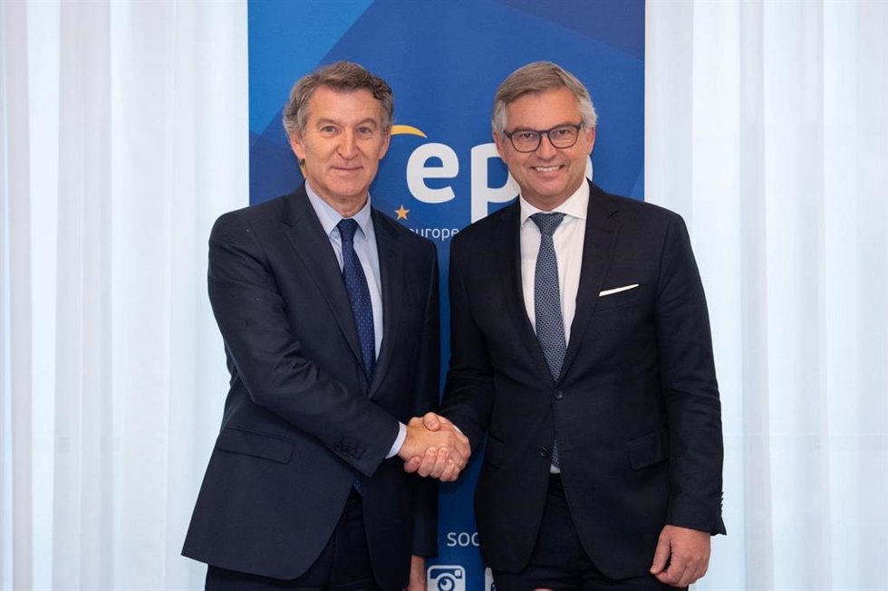 Archivo - El líder del PP, Alberto Núñez Feijóo, mantiene una reunión en Bruselas con el comisario de Interior y Migraciones de la UE, Magnus Brunner.