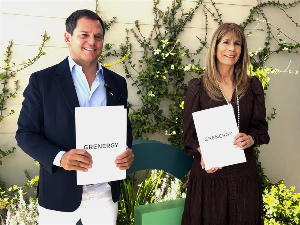 El consejero delegado de Grenergy, David Ruiz de Andrés, y la ministra de Energía de Chile, Ximena Rincón.