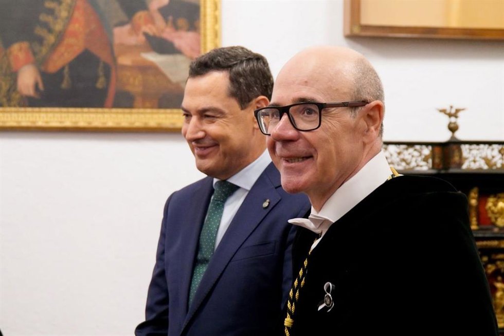 El rector de la UGR, Pedro Mercado, durante la inauguración del curso académico universitario 2026-2027 celebrado en Granada junto al presidente de la Junta de Andalucía, Juanma Moreno, que ha presidido el acto.