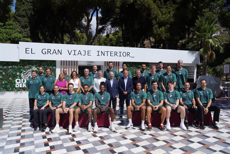 Imagen del presidente de la Fundación Cueva de Nerja (Málaga), Javier Salas, junto al equipo del Unicaja Baloncesto y a su presidente, Antonio Jesús López Nieto, en el recinto de la cavidad.
