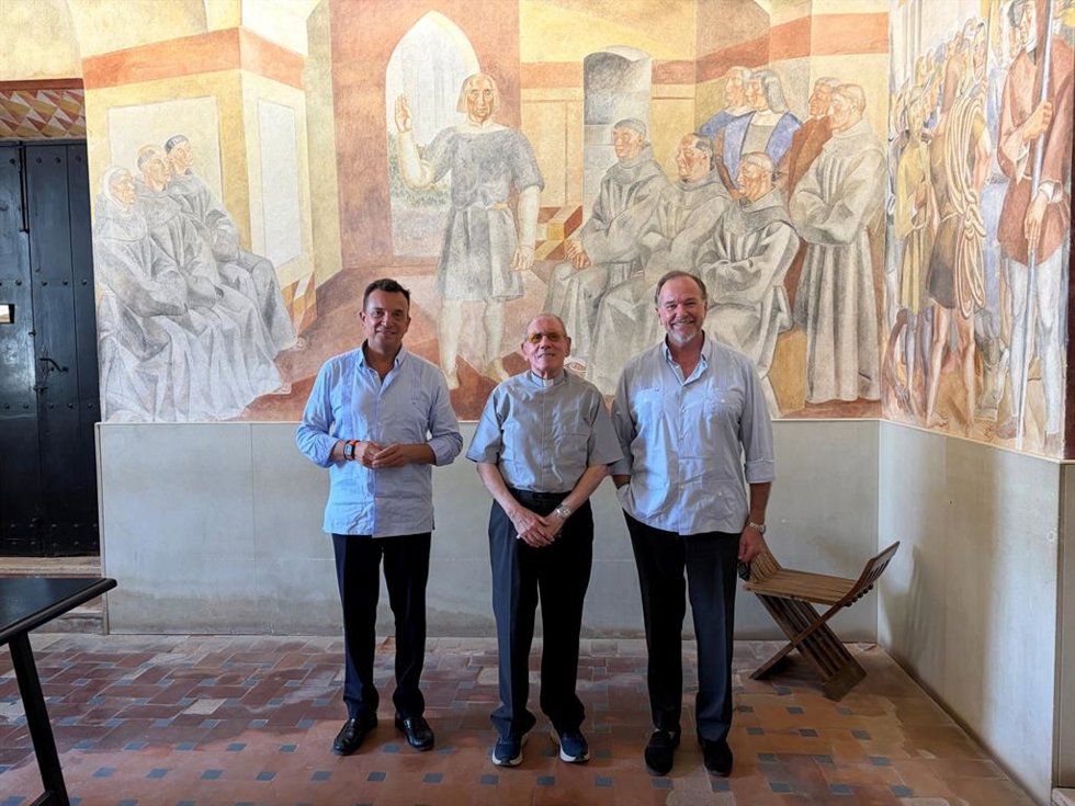 De derecha a izquierda: el presidente de la Fundación Caja Rural del Sur, José Luis García-Palacios Álvarez; el prior de la orden franciscana del Monasterio de la Rábida, Miguel Vallecillo Martí; y el director de la Fundación, Emilio Ponce.