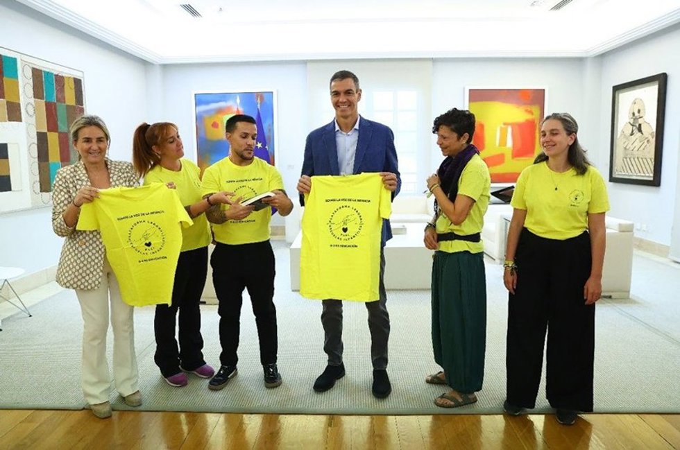 El presidente del Gobierno, Pedro Sánchez, junto a la ministra de Educación, Formación Profesional y Deportes, Milagros Tolón, se ha reunido este viernes con representantes de la Plataforma Laboral de Escuelas Infantiles (PLEI)