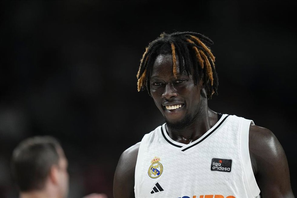Archivo - El ala-pívot Eli John Ndiaye disputando en su etapa con el Real Madrid un encuentro ante Unicaja.