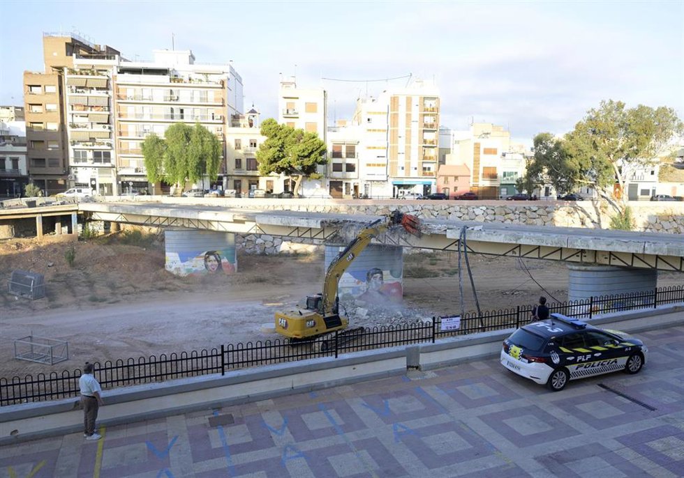 Comienza el derribo del Pont Vell de Paiporta (Valencia), que resistió la dana de 2024