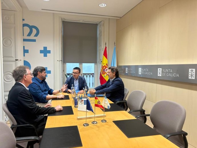 Reunión del conselleiro de Emprego, Comercio e Emigración, José González, con el presidente de la Asociación Hispano-Galega Cabaleiros de Santiago, Javier Garrido, y su vicepresidente, Carlos Hermida