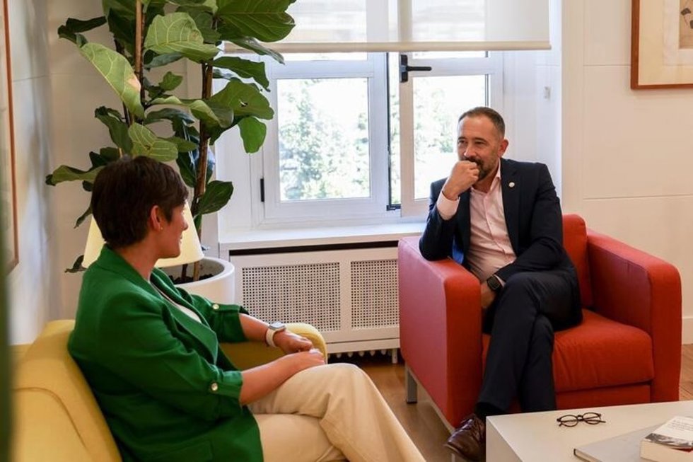El consejero de Vivienda y Agenda Urbana, Denis Itxaso, junto a la ministra de Vivienda, Isabel Rodríguez.