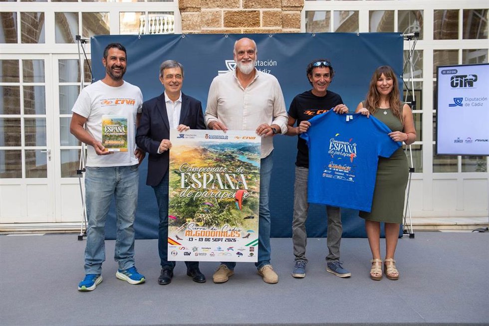 El vicepresidente segundo de la Diputación de Cádiz, Javier Vidal, junto al alcalde de Algodonales, Ángel Acuña, la concejala de Deportes, Estefanía Toro, y Manuel Nieto y Jesús Bernal, representantes del Centro Integral de Vuelo Algodonales
