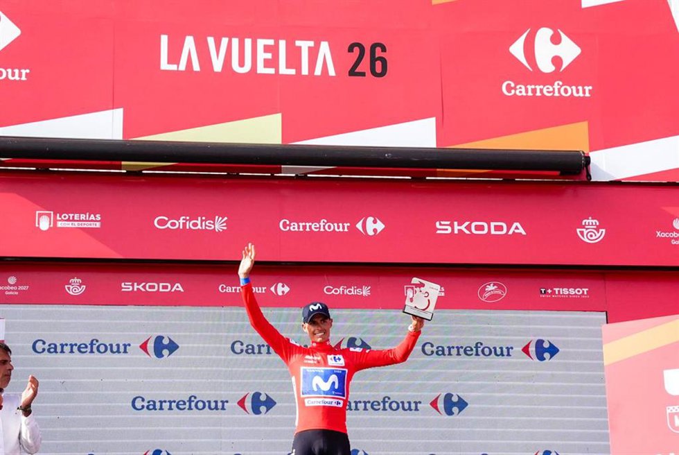 Enric Mas, en un podio de La Vuelta a España 2026.