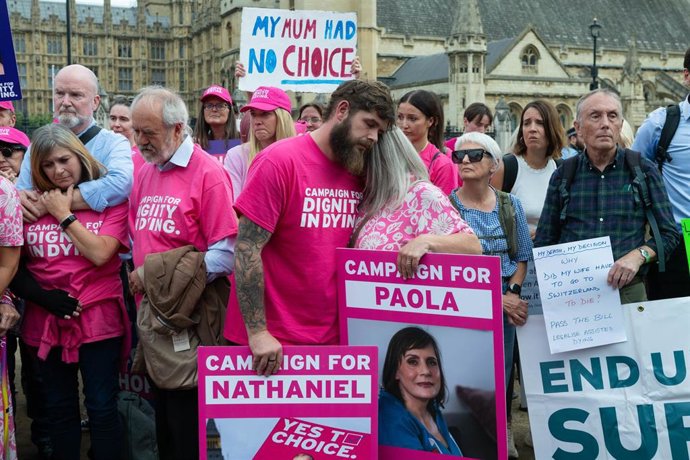 Partidarios de la ley sobre muerte asistida frente al Parlamento en Londres 
