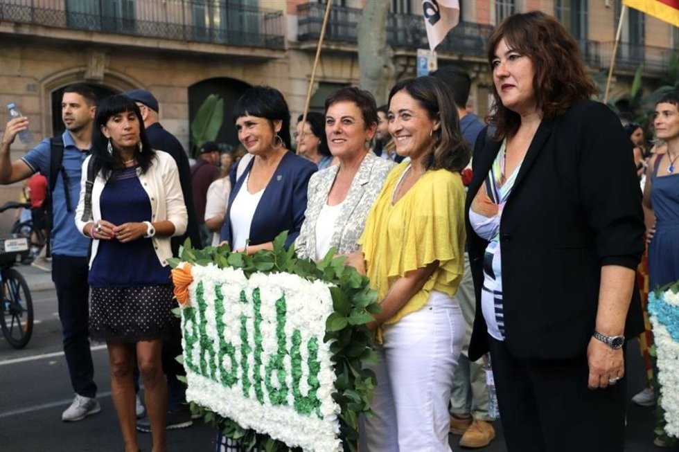 La portavoz de EH Bildu en el Congreso, Mertxe Aizpurua, junto a otras representantes de la formación vasca en los actos de la Diada en Barcelona.